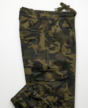 Джинсы Мужские брюки с манжетами по низу брючин, изготовлены из качественной х/б ткани с добавлением небольшого количества эластана. Удобные передние косые карманы, накладные задние карманы с клапанам
