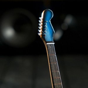 Гитара сувенирная "Fender" сине-белая. на подставке 24х8х2 см