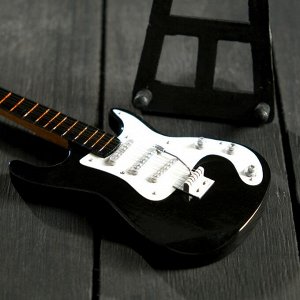Гитара сувенирная "Ibanez" чёрно-белая. на подставке 24х8х2 см