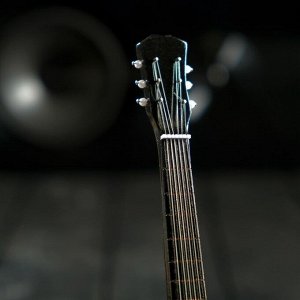Гитара сувенирная "Gibson Acustic" черная. на подставке 24х8х2 см