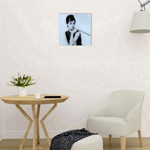 Картина на стекле "Одри Хепберн с мундштуком" 30*30см