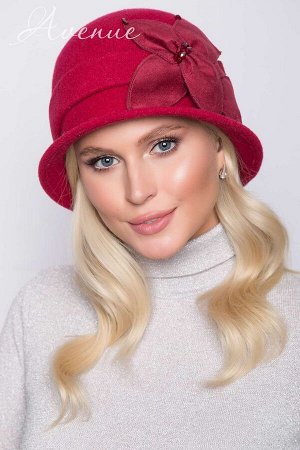 Шапка Элегантная, лаконичная шапка, декорирована небольшим украшением в форме лилии из эко замши и пришивных страз из чешского стекла. 100% шерсть