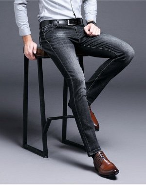 Джинсы Классика вечна и прямые завышенные джинсы или брюки, несомненно, — это must have в гардеробе мужчины независимо от его профессии, предпочтений в стилистике и возраста. Правильно подобранные кла
