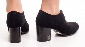 Ботильоны Страна производитель: Китай
Полнота обуви: Тип «F» или «Fx»
Материал верха: Замша
Цвет: Черный
Материал подкладки: Натуральная кожа
Стиль: Молодежный
Форма мыска/носка: Закругленный
Каблук/П