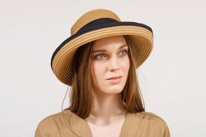 Соломенная летняя шляпка молочного цвета