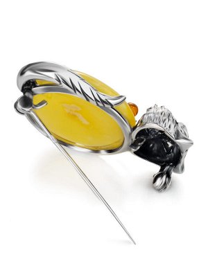 Эффектная серебряная брошь с натуральным медовым янтарём «Котик», 007904097