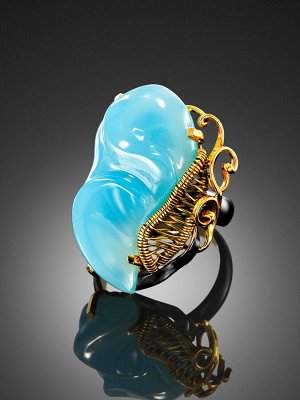 Нежное кольцо из золочённого серебра с ярко-голубым халцедоном «Серенада», 010806043