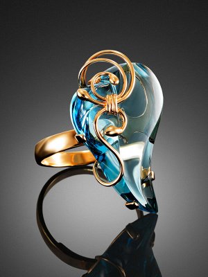 Роскошное золотое кольцо «Серенада» с топазом Скай, 010805079