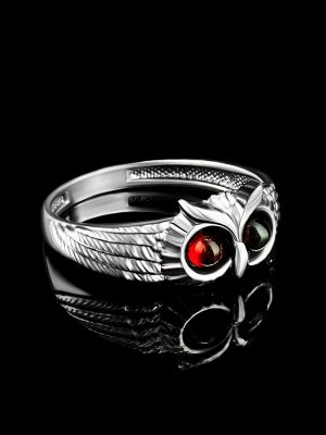 Тонкое необычное кольцо из серебра, украшенное вишнёвым янтарём «Филин»