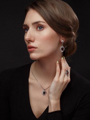 Яркий кулон «Буссоль» из натурального янтаря вишнёвого цвета