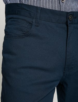 брюки Материал: %3  Эластан, %97 Хлопок Параметры модели:  рост: 187 cm, грудь: 98, талия: 74, бедра: 94 Надет размер: 42