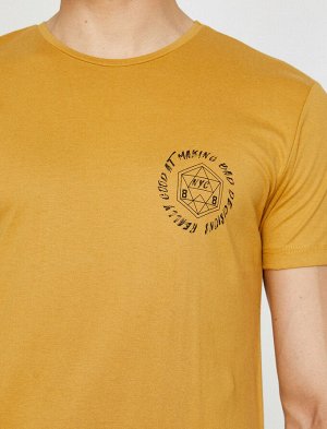 футболка Материал: %100 Хлопок Параметры модели: рост: 187 cm, грудь: 97, талия: 80, бедра: 93 Надет размер: M