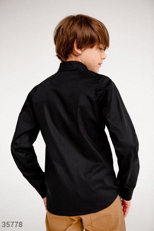 Черная лаконичная рубашка для мальчика