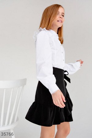 Белая блуза с кружевными оборками