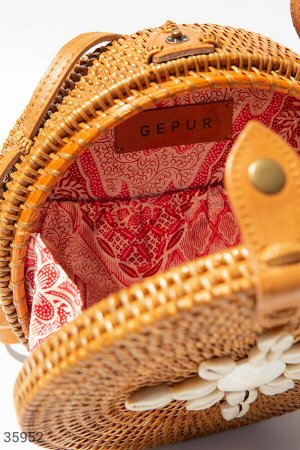 Бали-сумка с декором из ракушек карамельного цвета