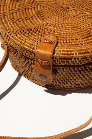 Круглая бали-сумка из ротанга карамельного оттенка