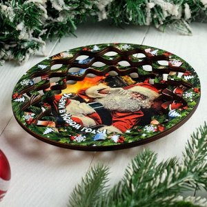 Тарелка сувенирная деревянная "Новогодний. Дед Мороз слушает", цветной