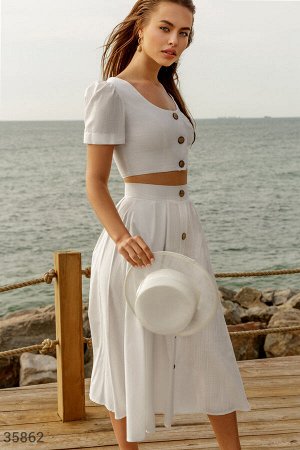 Женственный льняной костюм белого цвета