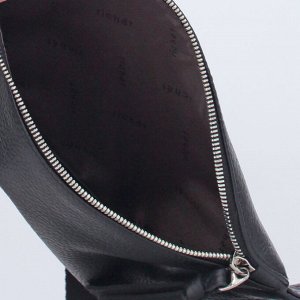 Сумка 16 см x 21 см   x 3 cm  (высота x длина  x ширина ) Компактная поясная сумочка, декорирована кисточкой , закрывается на молнию, носится на поясе на длинном ремне. Максимальная   длина регулируем