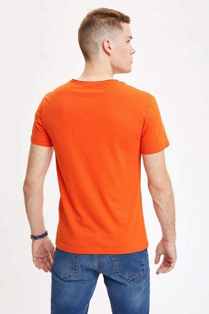 футболка Размеры модели: рост: 1,85 грудь: 99 талия: 78 бедра: 95 Надет размер: M Хлопок 100%