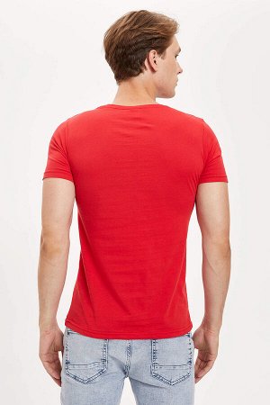 футболка Размеры модели: рост: 1,89 грудь: 98 талия: 76 бедра: 96 Надет размер: M Хлопок 100%