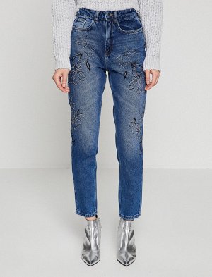 Mom Jeans с металлическими стразами и рисунком по ткани