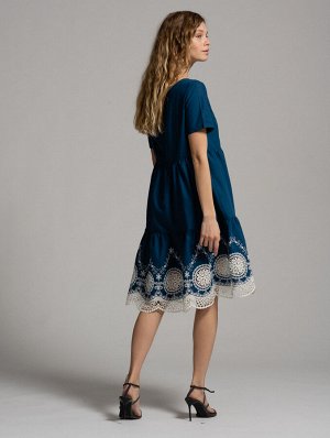 Платье 2-х ярусное платье из хлопка с шитьем по низу изделия, на одно плечо и декоративной отлетной деталью на другое, нагрудными вытачками и коротким втачным рукавом. Рост модели 172 см. Размер 42. М