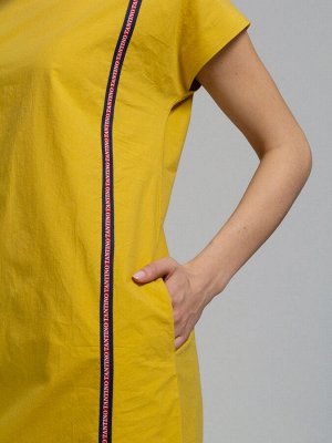Платье Платье из хлопка с цельнокроенным коротким рукавом, воротником-стойка с отворотом на одно плечо, отделкой кант по плечевому шву и центральному шву спинки, настрочной тесьмой по спинке, полочке 