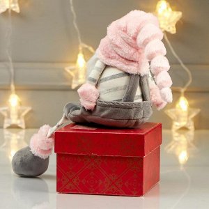 Кукла интерьерная "Дедушка в сером комбинезоне и розовом колпаке" 39х17х11 см