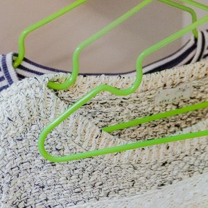Вешалка-плечики для одежды детская с антискользящим покрытием, размер 30-34, цвет зелёный