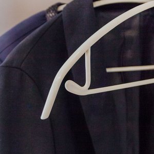 Вешалка-плечики для одежды с перекладиной Доляна, размер 44-46, антискользящее покрытие, дугообразная, цвет серый