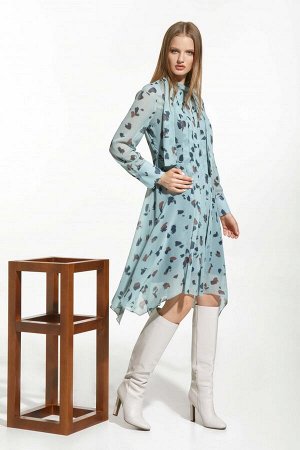 Платье Коллекция Осень-Зима 
Платье в стиле smart casual выполнено из крэш-шифона с принтом в легких пастельных тонах. Модель А-образного силуэта, отрезное по линии талии, с полуприлегающим лифом и ра
