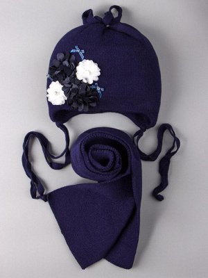 Набор: Шапка вязаная, на завязках, на синтепоне, цветы+шарф, темно-синяя
