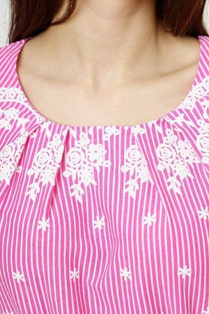 Платье Ткань: кулирка - кабартма
Состав: хлопок 100%
Цвет: бело-розовый

Женское трикотажное платье со складками на горловине, кулиской на талии и спущенным рукавом. На спинке изделия возможно повторе