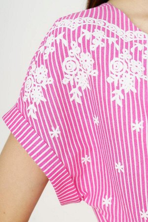 Платье Ткань: кулирка - кабартма
Состав: хлопок 100%
Цвет: бело-розовый

Женское трикотажное платье со складками на горловине, кулиской на талии и спущенным рукавом. На спинке изделия возможно повторе