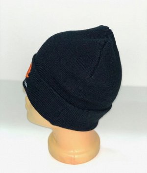Черная шапка с оранжевой вышивкой  №4348
