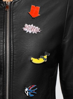 Куртка-бомбер из искусственной кожи со значками