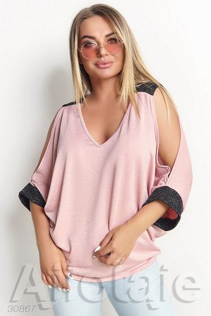 Розовая блузка с V-образным вырезом