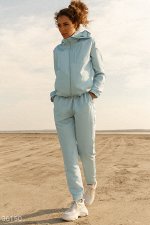 Костюм в спортивном стиле голубого оттенка