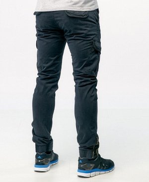 Джинсы Брюки AIA DG8802
Стильные, молодежные брюки карго зауженного кроя с манжетами по низу брючин. Застегиваются на молнию и пуговицу, имеют петли для ремня, два верхних боковых кармана, два задних 