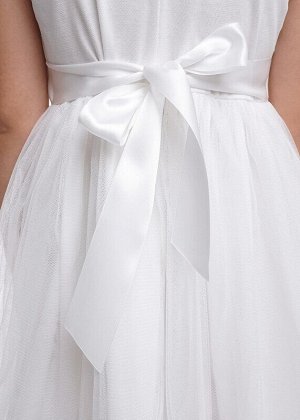 Платье Описание: Нарядное платье с пышной многослойной юбкой. Отделана модель трендовой фактурной сеткой 3D цветы. На талии декоративный широкий пояс с бантом из атласной ленты.
Цвет: молочный. 
Соста