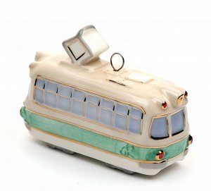Трамвай Трамвай 
Высота - 7 см 
Материал - бисквитный фарфор, подглазурная и надглазурная роспись 
Категория - Фарфоровые ёлочные игрушки 
Длина - 9 см 
Упаковка - Коробка картонная транспортировочна