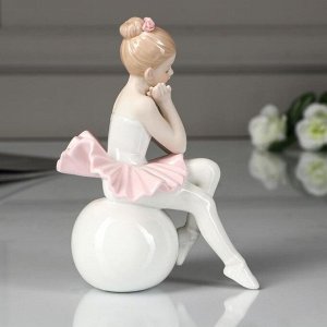 Сувенир керамика "Малышка-балерина в пачке с розовой юбкой на шаре" 15х10,5х7,5 см