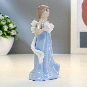 Сувенир керамика "Девочка в голубом платье с бантом и сердцем в руках" 11х6х4,3 см