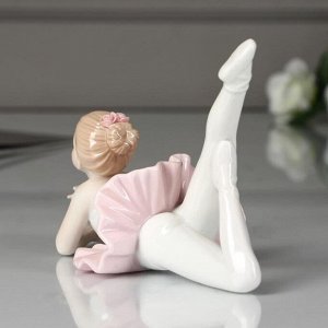 Сувенир керамика "Малышка-балерина в пачке с розовой юбкой, тянет ножку" 11х13,5х7,5 см