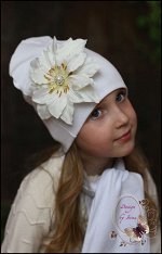 Удлинённая шапка с клематисом (белая)