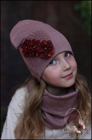Удлинённая шапка для девочки с композицией «Вэйт» (сух.роза)