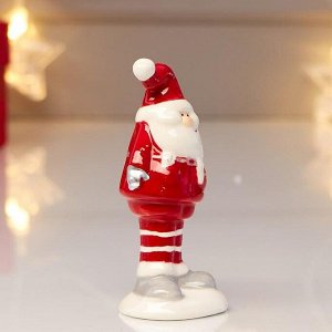Сувенир керамика "Дед Мороз в красном кафтане, красном полосатом колпаке" 9,6х4х4,3 см