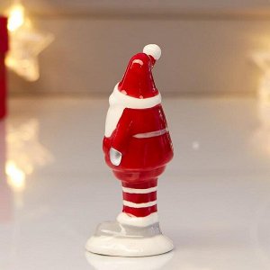 Сувенир керамика "Дед Мороз в красном кафтане, красном полосатом колпаке" 9,6х4х4,3 см