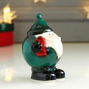 Сувенир керамика "Дед Мороз-пузан в зелёном кафтане с подарком" 10,8х6,5х10 см